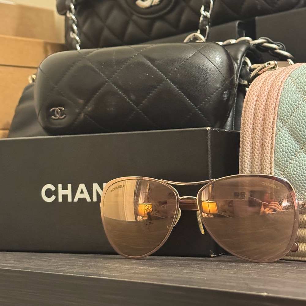 READ DESCRIPTION - VERY USED
CHANEL Rose Gold Aviator Sunglasses